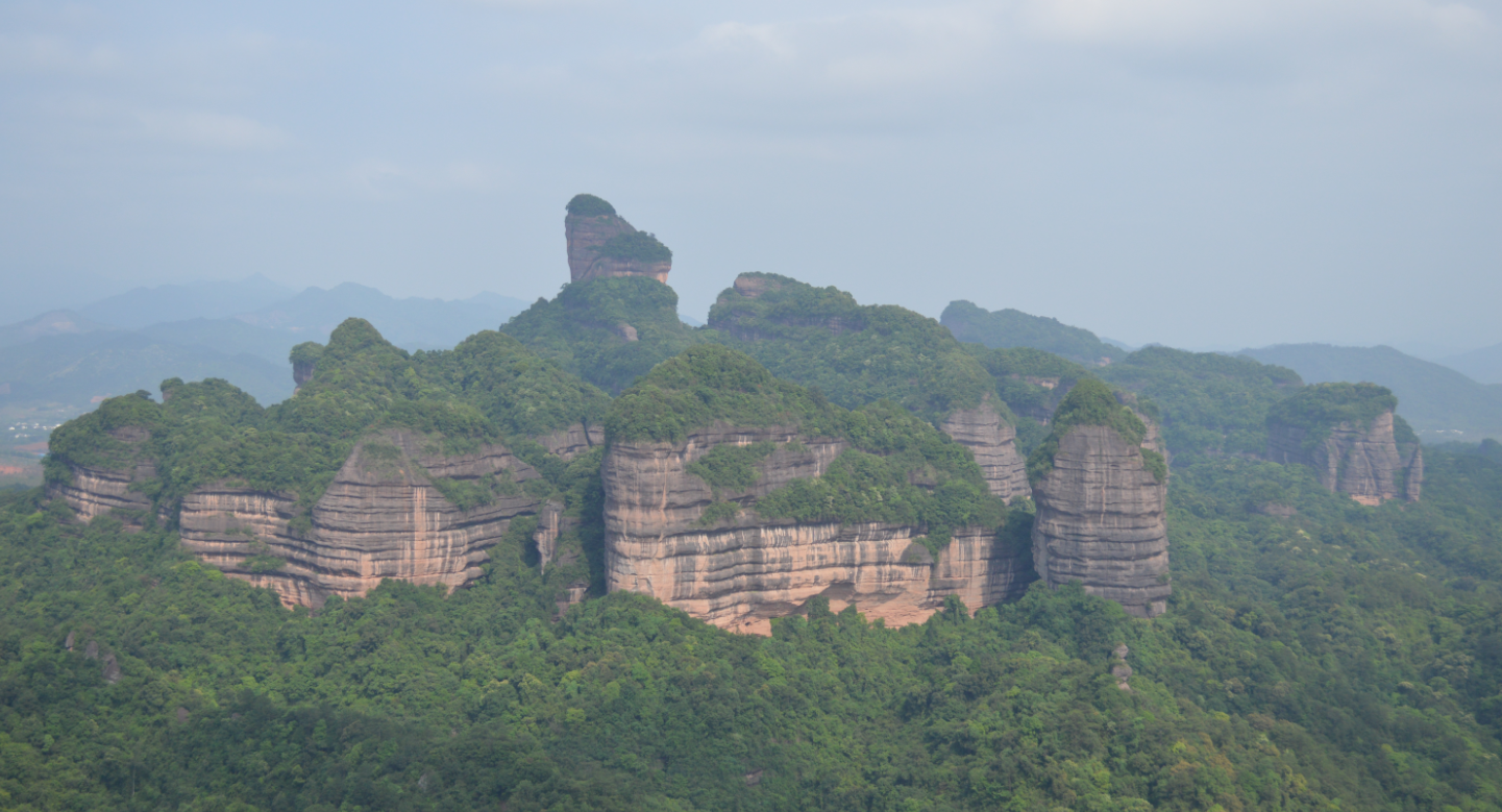 丹霞山，这是世界闻名的景观，那是“僧帽峰”